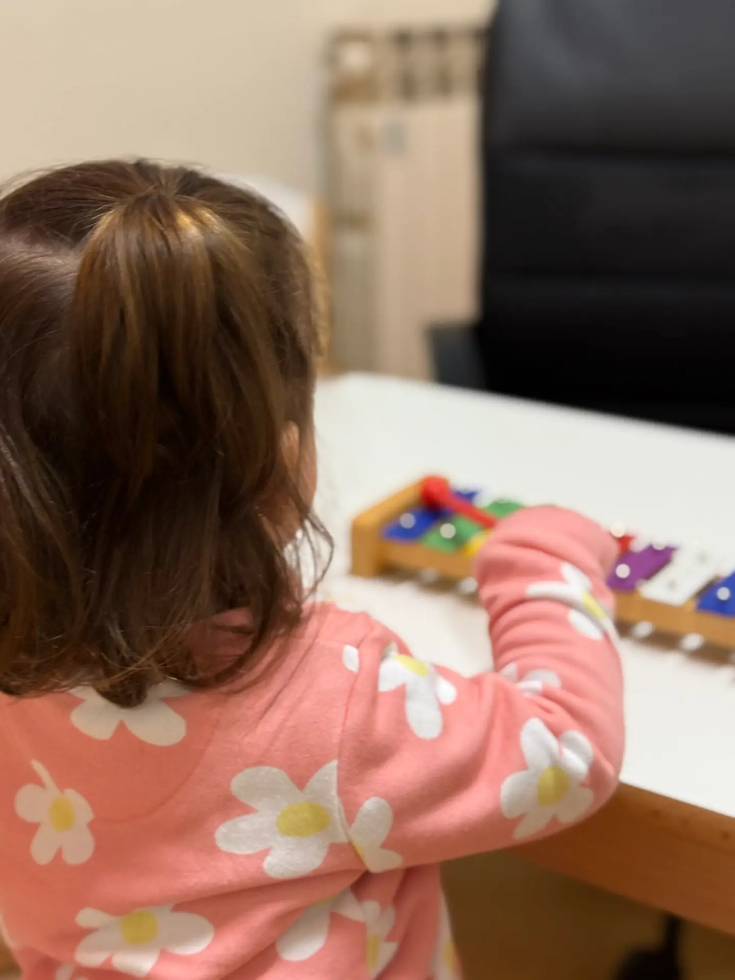Menor jugando en una mesa (imagen ilustrativa)